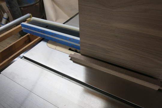 R S Shelf and rail groove